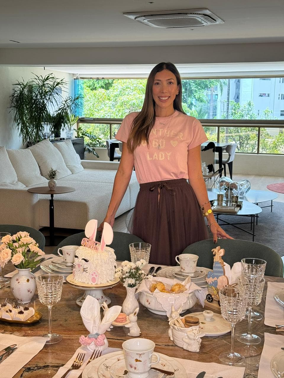 Mulher em um ambiente de acolhimento e celebração