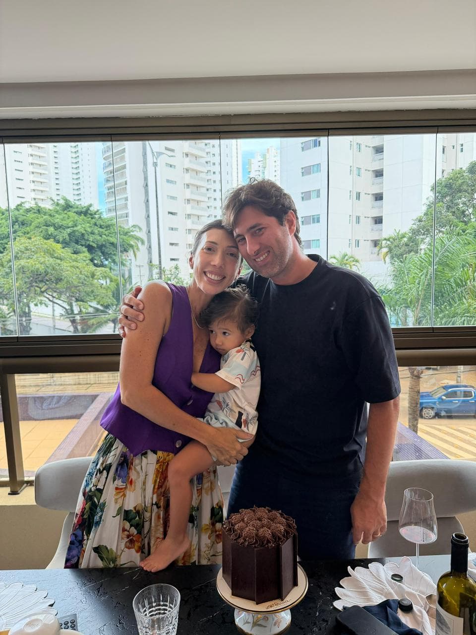 Crianças assistindo a uma atividade em família